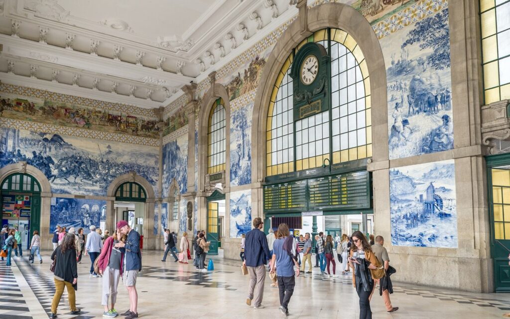 NeilB369's tweet photo. @Culture_Crit Sao Bento Railway Station Portugal. https://t.co/nEwOqjpmIx