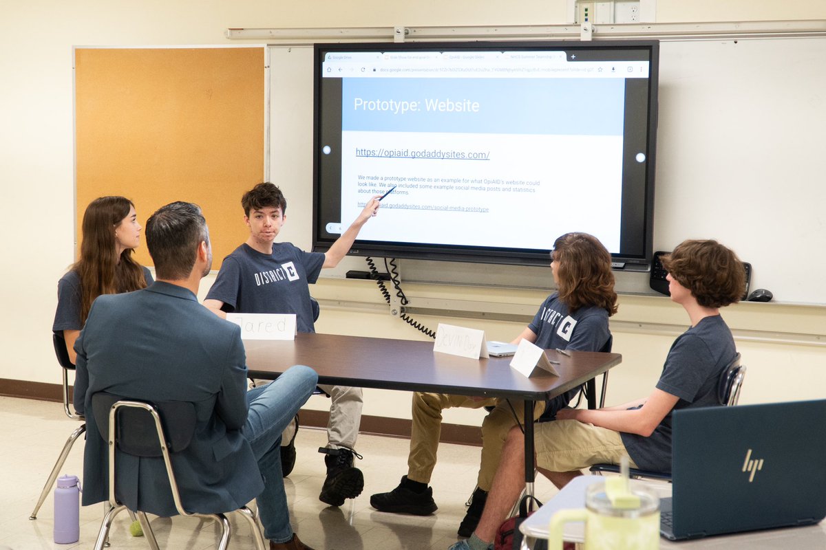NewHanoverCoSch's tweet photo. 👩🏻 Students 👦🏽 participating in the District C Teamship presented innovative 💡 and functional solutions to urgent conflicts that participating businesses have been facing. 

Thank you @nhcsCTE and District C for the exposure this program gave students! #nhcschat https://t.co/4O1KTo5LGj