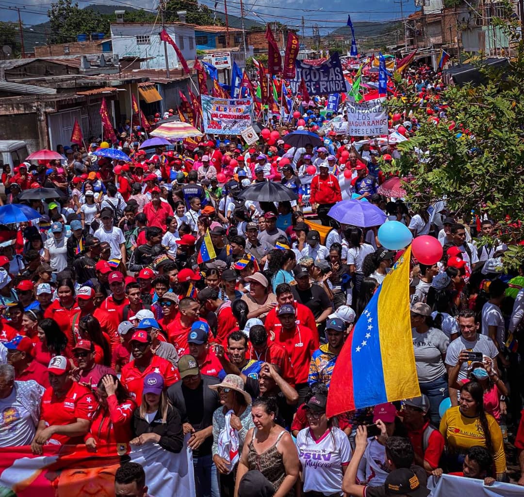 De manera espontánea, con la capacidad organizativa y la alegría que caracteriza a nuestra militancia, la parroquia Pozuelos en Puerto La Cruz, estado Anzoátegui, se desplegó en las calles para demostrar porqué seguimos siendo mayoría. ¡La Revolución Bolivariana seguirá…