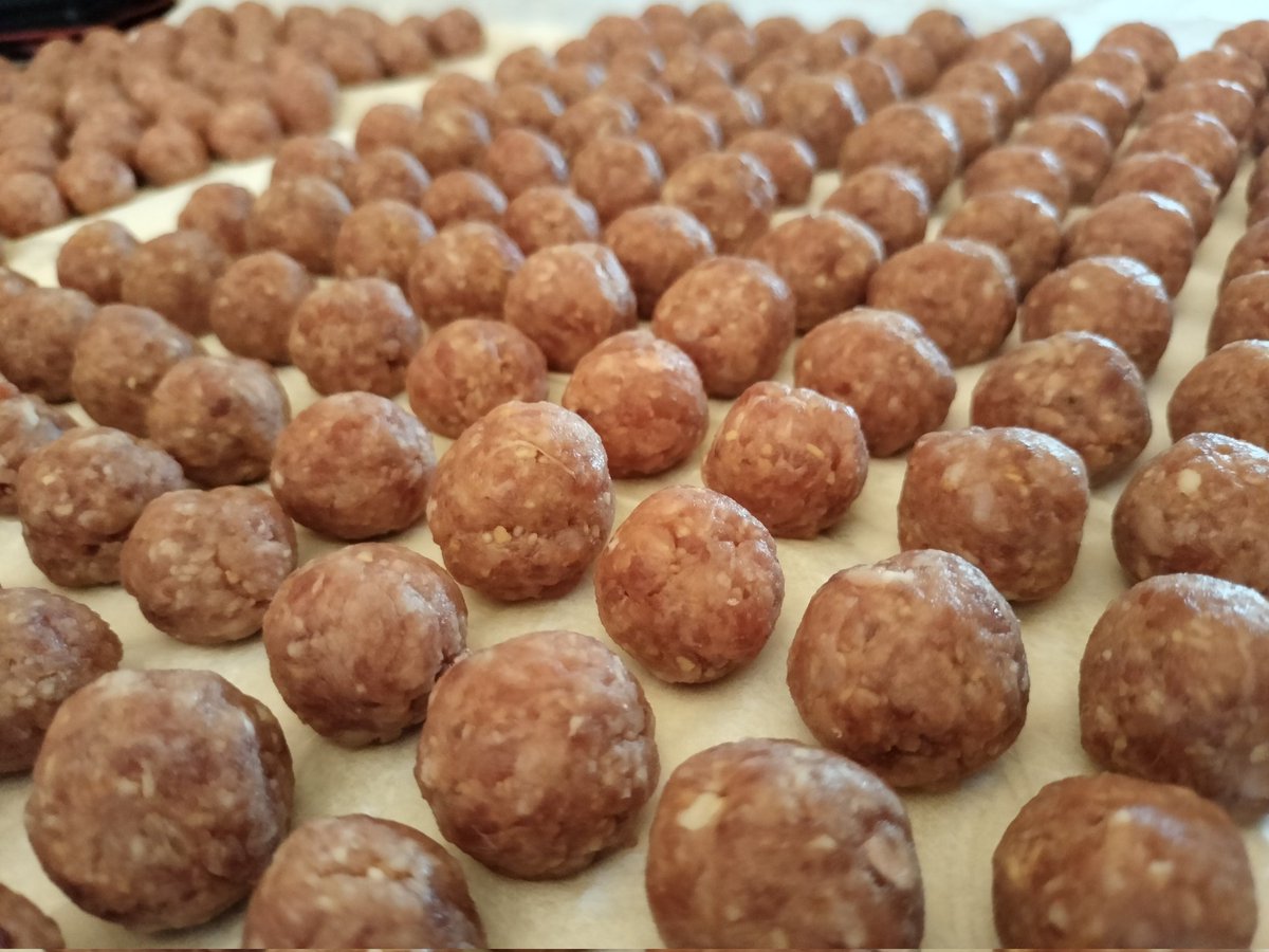 Boss_of_DTCS's tweet photo. Un grande esercito di polpettine #chefatwork https://t.co/77aHMg5ppg