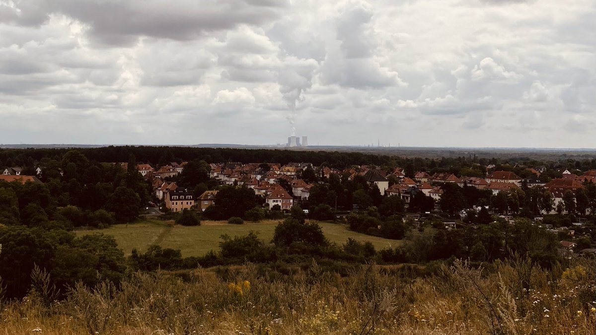 ElisaGrtt's tweet photo. Postkartenmotiv der Endzeit. Blick über Leipzig – ausgehend von einer Halde, die früher als Mülldeponie genutzt wurde. https://t.co/qpxCXkML7U