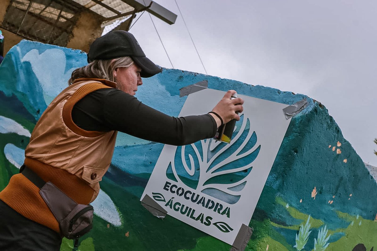 AlcaldChapinero's tweet photo. ¡#Hoy inauguramos la primera #Ecocuadra ♻️ de Chapinero! Esta se encuentra ubicada en la 📍 UPZ89 en el sector Las Águilas en un punto estratégico al que hemos llegado con los Procesos Comunitarios de Educación Ambiental #PROCEDAS para cuidar del territorio. https://t.co/PKaxB7lCxz