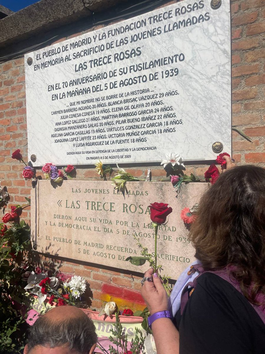 En la última carta que escribió Julia Conesa antes de su fusilamiento escribió "Que mi nombre no se borre de la historia"
Te seguimos recordando Julia. A ti y a tus 12 compañeras. En memoria de las 13 Rosas.