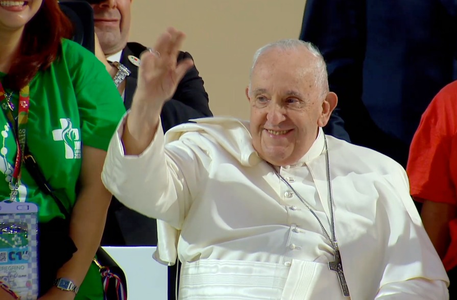 jmj_pt's tweet photo. A música e dança da Vigília nos proporcionam um encontro transformador com Deus. Que cada um de nós possa se entregar ao Senhor, abdicando de nossos planos, para sermos instrumentos de Seu amor.

#PontifexLisboa #vigiliaJMJ #CampoDaGraça https://t.co/8W2rkoKZD2