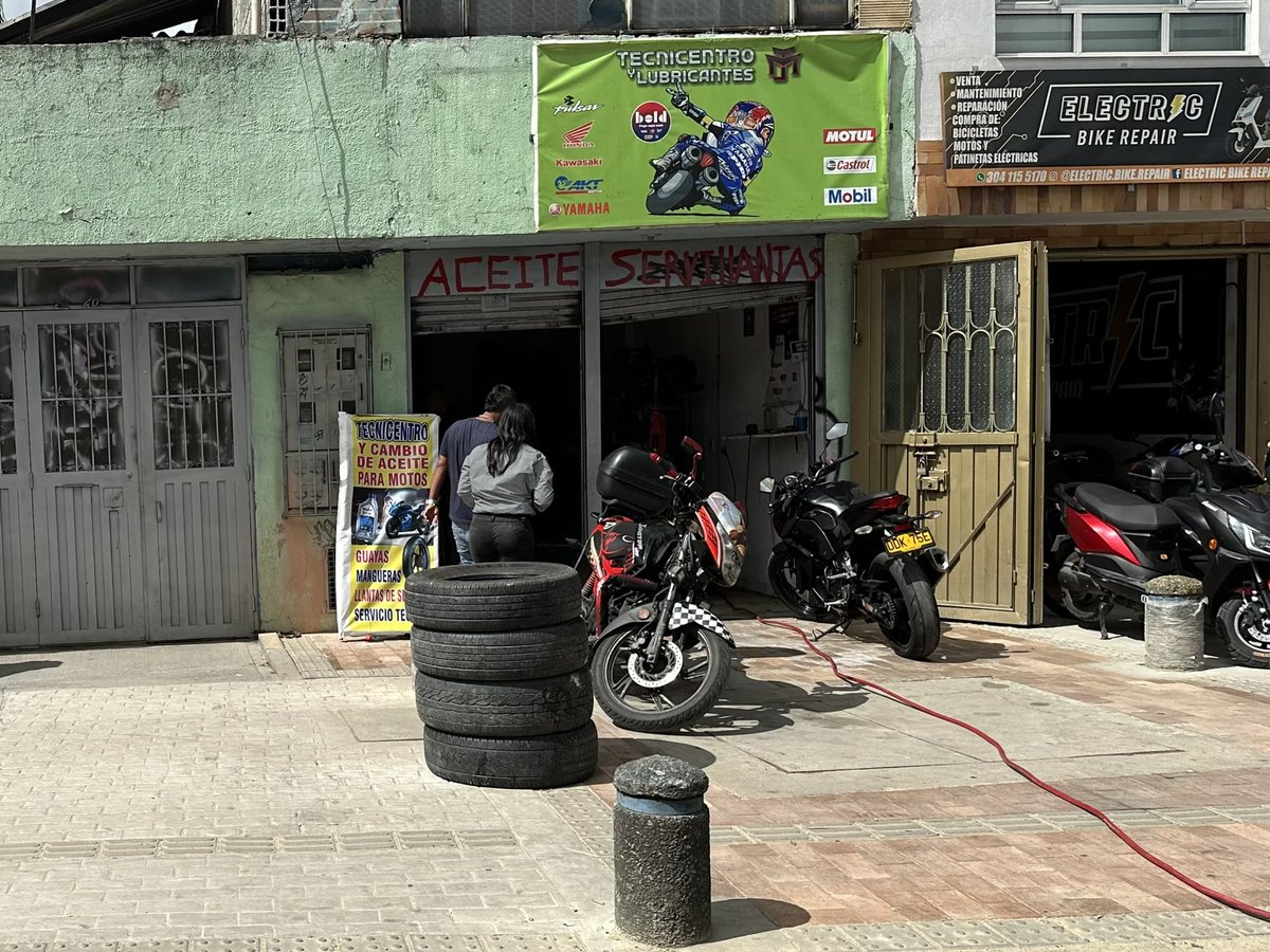 EnriquePenalosa's tweet photo. Ya es bien sabido que varios monta llantas en la calle 80 pinchan desde motos los carros para luego sacarles plata de mil formas. La Secretaría de Seguridad de Bogotá podría hacer algo al respecto https://t.co/WsQI9rFZHf