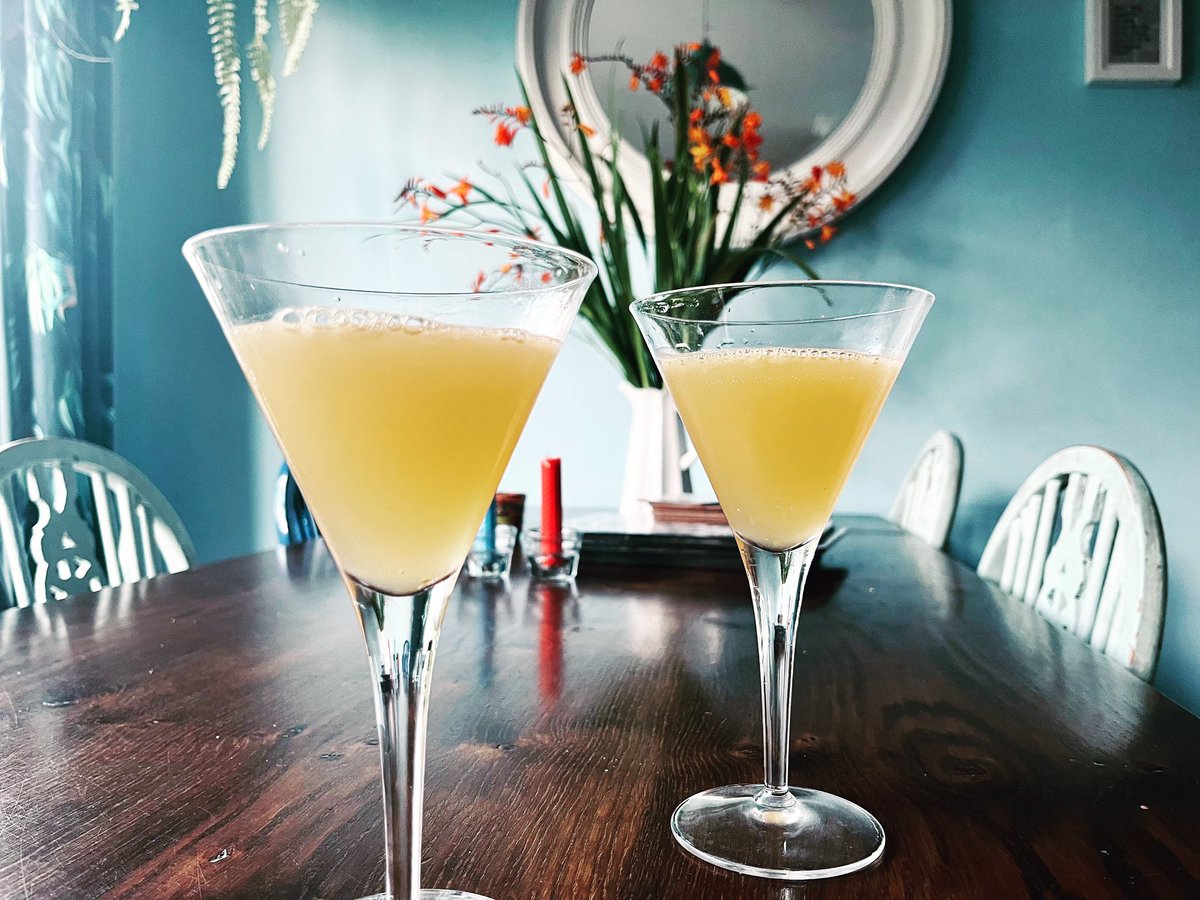 liongdotxz's tweet photo. I really, really liked this one. A cotillion - healthy dose of Maker’s Mark bourbon with Cointreau, Havana Club 3-year-old rum, fresh orange and lemon juice. #cocktails #saturdaynightcocktail #bourbon #makersmark #rum #havanaclub #cointreau #cotillion https://t.co/Rb7kgunIdN