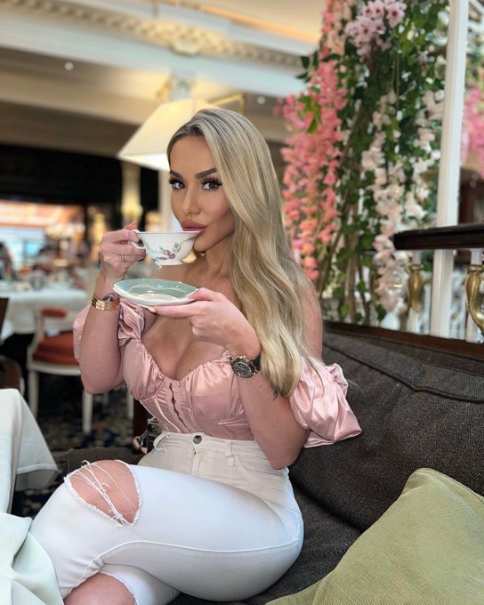 Gooood afternoon tweetiessss!! 🥰 Don&rsquo;t forget to hit the link in my bio for a FREE month! https://t.