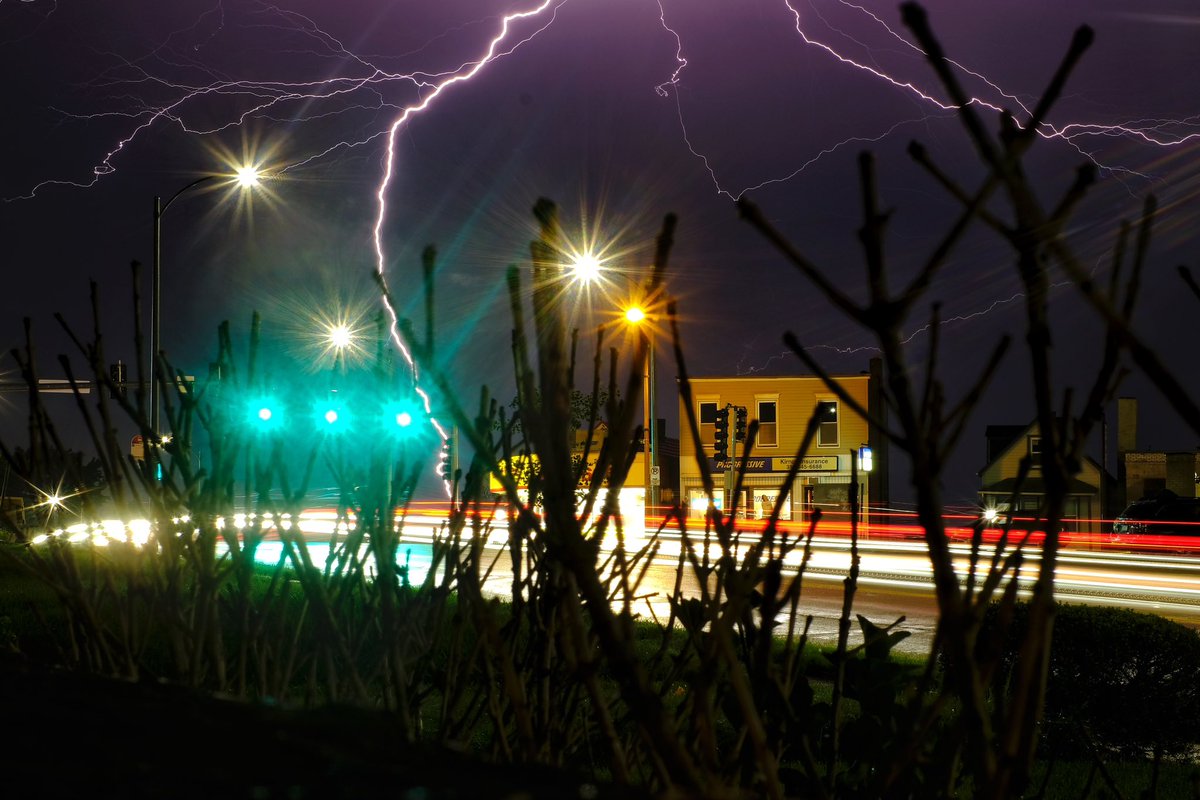 JeffCurryPhoto's tweet image. Bolting ⛈️ ⚡️ 
.
.
.
#Fujifilm #FrontStoop #PorchViews #STL #STLCity #MO