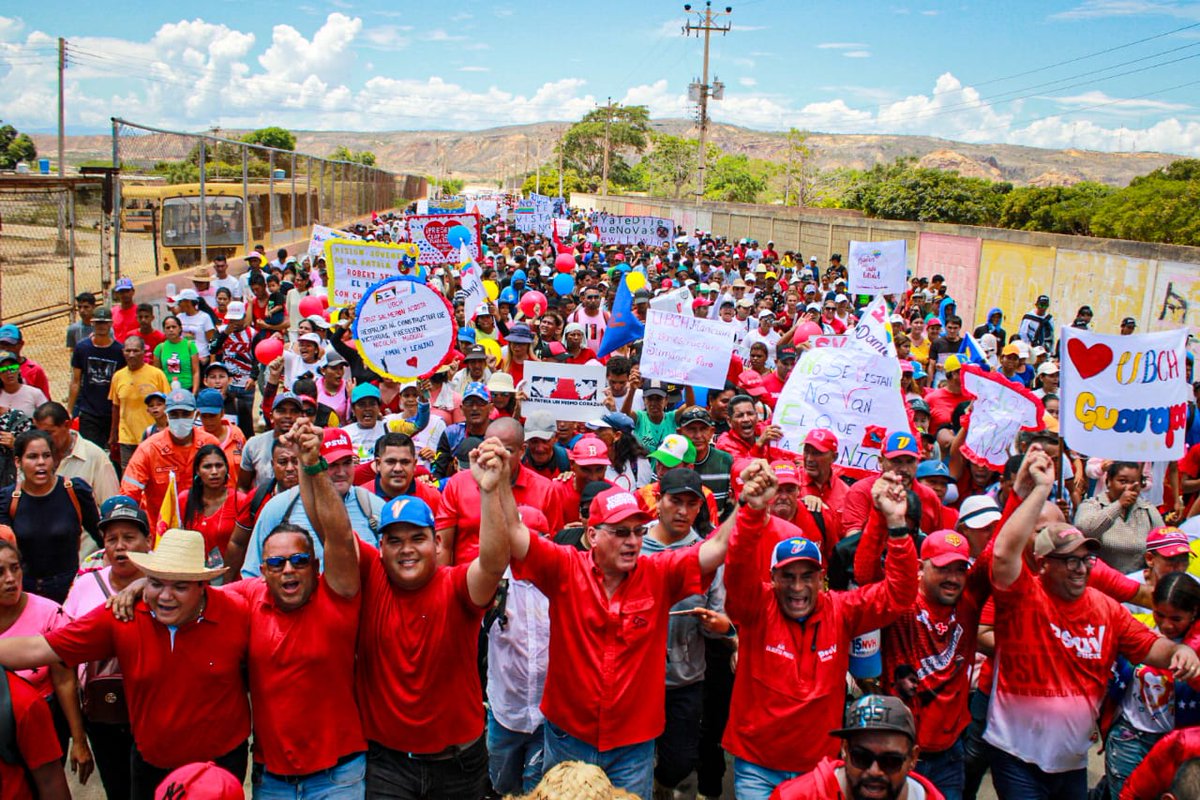 NicolasMaduro's tweet photo. En el estado Sucre lo que sobra es gente resteada, noble y de bien, así lo demostraron una vez más en el municipio Cruz Salmerón Acosta en la Península de Araya. ¡Qué belleza de movilización! El amor y el compromiso que me demuestran, es recíproco. ¡Siempre unidos en esta lucha! https://t.co/Tni6KCcFg2