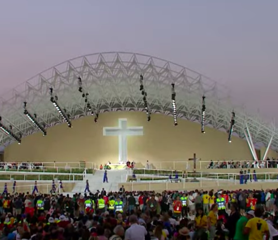 jmj_pt's tweet photo. A #vigiliaJMJ nos presenteia com uma narrativa transformadora através da música e dança contemporânea, mostrando o impacto de um encontro com Deus na vida de uma pessoa e em todos ao seu redor.

#PontifexLisboa #vigiliaJMJ #CampoDaGraça https://t.co/G34aueoZRu