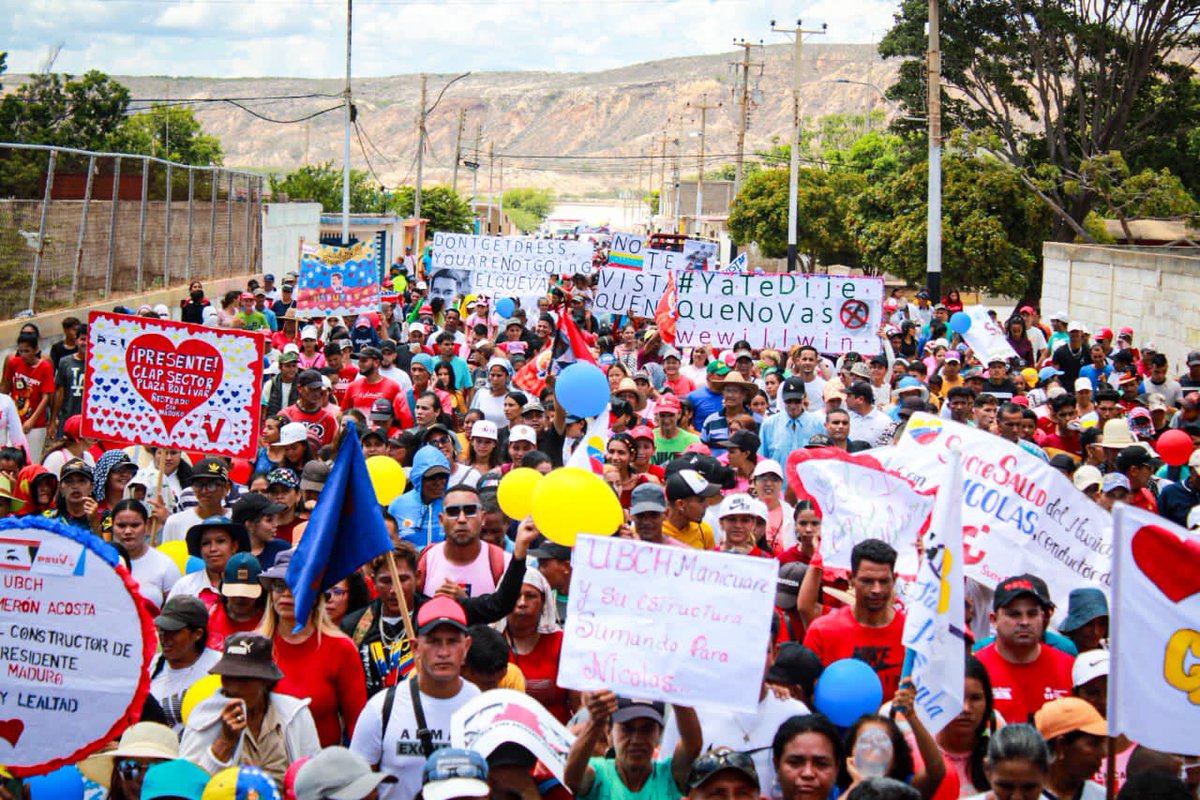NicolasMaduro's tweet photo. En el estado Sucre lo que sobra es gente resteada, noble y de bien, así lo demostraron una vez más en el municipio Cruz Salmerón Acosta en la Península de Araya. ¡Qué belleza de movilización! El amor y el compromiso que me demuestran, es recíproco. ¡Siempre unidos en esta lucha! https://t.co/Tni6KCcFg2