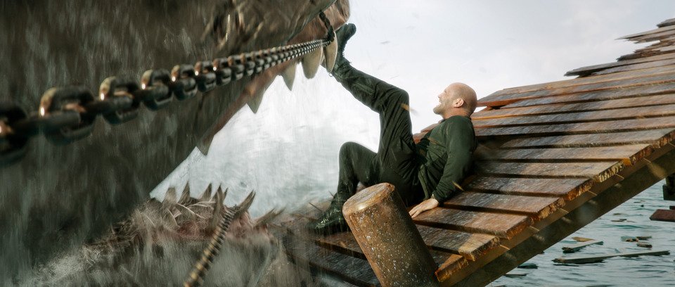 En #MEG2 Jason Statham para a un megalodón de 50 toneladas de una patada. Es claramente el momento cumbre del cine de 2023.