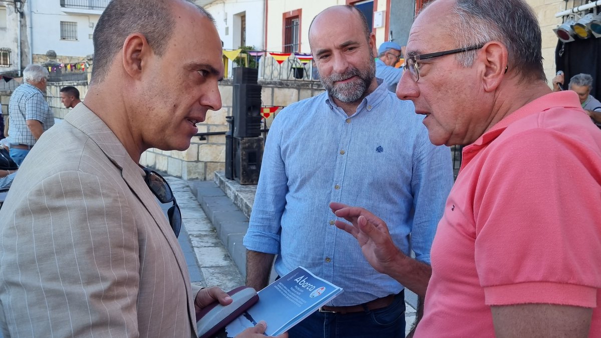 cortesclm's tweet photo. 🏘 El presidente de las Cortes de #CastillaLaMancha @PabloBellido_Az ha visitado #Peñalén para:
🤝 Mantener un encuentro con alcaldes de la Mancomunidad #AltoTajo
📰 Participar en la presentación del 5º número de la Revista Abarca, que edita la federación de asociaciones comarcal https://t.co/qevAe3PC4e