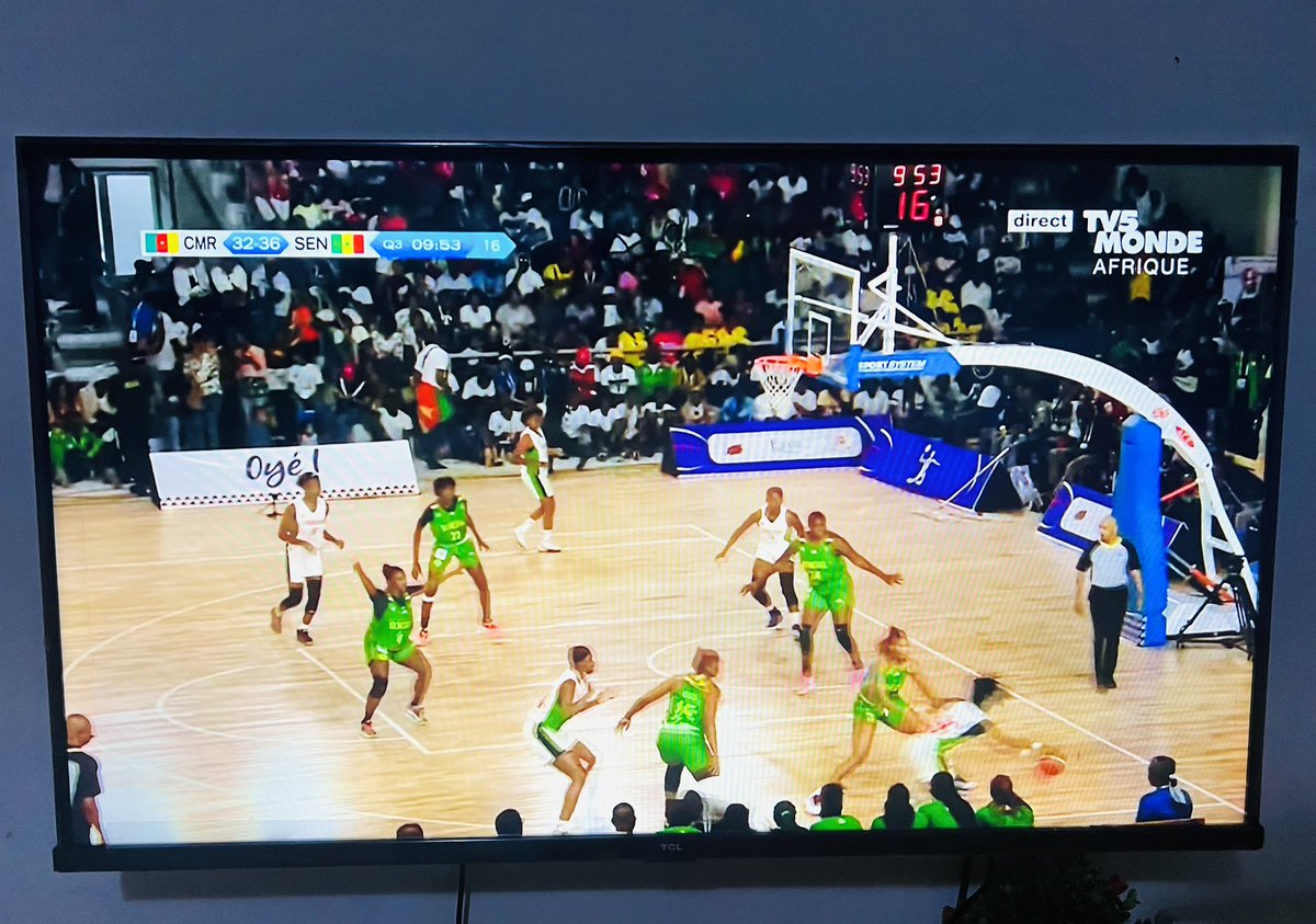 ShambuyiKanda's tweet photo. 🔴Entrain de suivre la finale de basketball/dames entre le 🇨🇲Cameroun et le 🇸🇳Sénégal. Le match se joue à kinshasa au stade de martyr pr ceux ki sont en dehors du pays . Longonia aux organisateurs et au chef de l’Etat PR0506. 🇨🇩Vive la francophonie 🎉vive la RDC❤️ #Esengo https://t.co/LjfJc50R7n