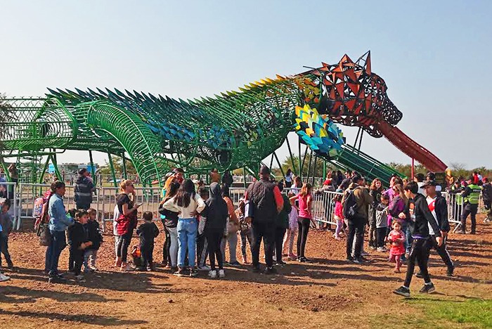 🎈🎉En el marco de  las celebraciones por el Día de las Infancias, la Municipalidad de San Nicolás inauguró en la zona de Laguna La Esmeralda en el Eco Parque, un mega juego escalador de 50 metros con la mítica figura de El Yaguarón