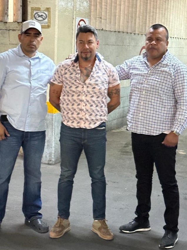 DavidVargasA18's tweet photo. Fué detenido Fernando Medina, conocido como el "Tiburón", el agresor del joven Santiago quien fue golpeado brutalmente en el Subway de San Luis Potosí.

El Tiburón espera que su caso llegue a la presidenta de la SCJN Norma Piña, para que lo libere de la prisión.
RT👇 https://t.co/PmApuzPm9f