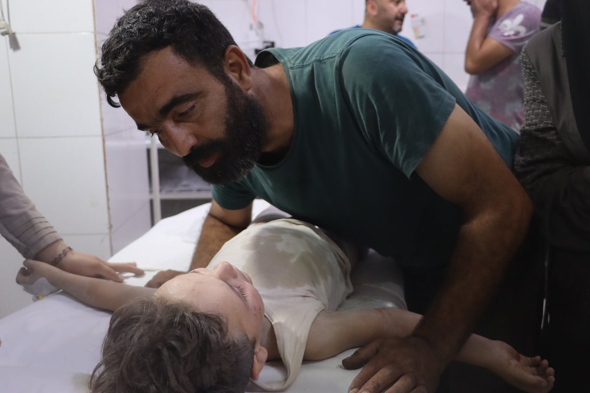 SyriaCivilDef's tweet photo. A father begs his daughter to be well... He promises her toys and a new dress... He promises her a story every day before bed... In these moments he sees nothing but his daughter, who suffered fractures and bruises along with her 3 brothers after the collapse of the wall of their house in Jisr al-Shughour, west of #Idlib, as a result of artillery shelling by regime forces and Russia this evening, Saturday, August 5.
#Syria #WhiteHelmets