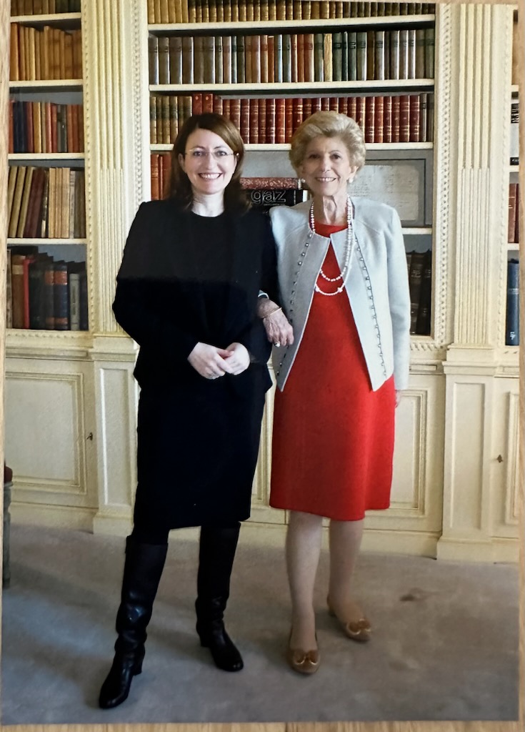 Immense tristesse d'apprendre le décès d'Hélène Carrère d'Encausse. Elle fut mon professeur, mon directeur de thèse à Sciences Po Paris, mon mentor. Tjs disponible,  rayonnante, une énergie hors du commun. Mémoire éternelle 🙏 <a href="/sciencespo/">Sciences Po</a> <a href="/academie_fr/">Académie française</a>