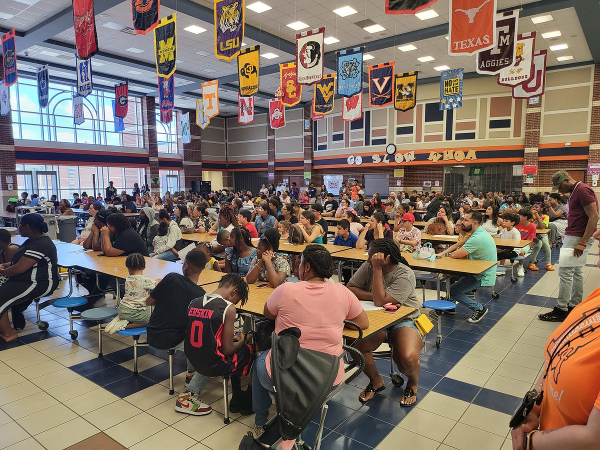 BaileyMSBucs's tweet photo. Thank you Buccaneer families, teachers, and staff for a successful Block party! #ItStartsWithMe @DrVEmholtz @JSelmon33 @SSterlingTeel @APDrBooker https://t.co/EjQilJSl4E