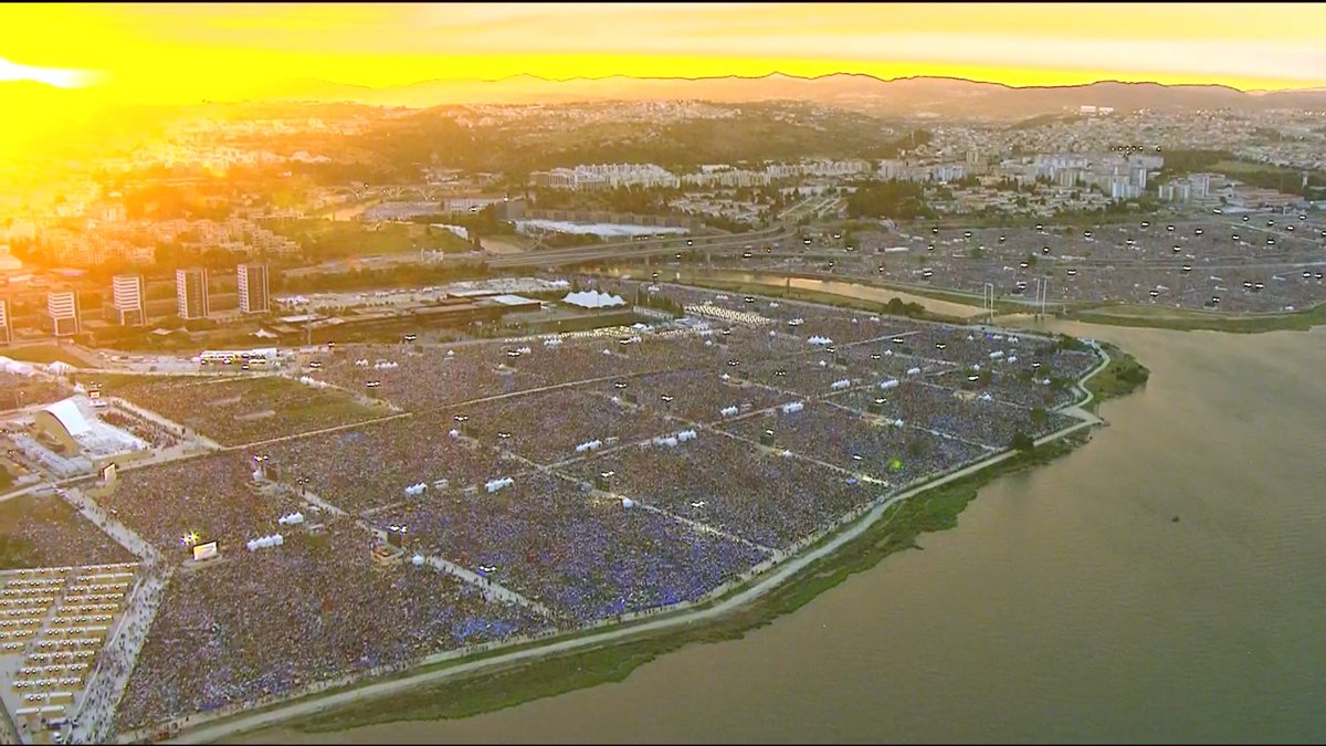 Imagen aerea de la Vigilia de oración en la #JMJ2023 
¡Alabado sea el Santísimo Sacramento del altar!
#JMJ2023Lisboa 
#JMJ 
#JMJLisboa