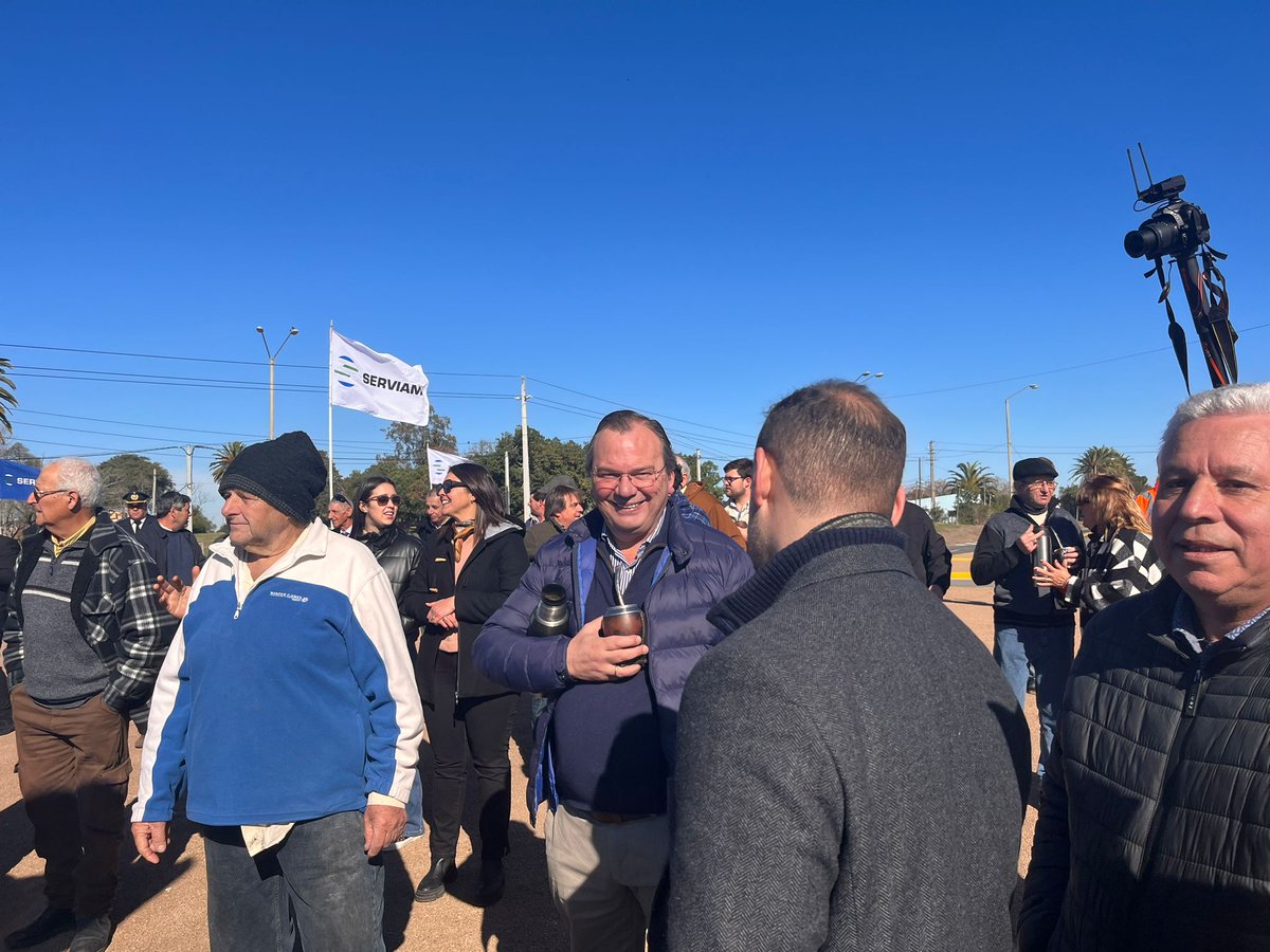 sebaft's tweet photo. Con enorme  alegría de los vecinos  se abrieron las nuevas rotondas de ingreso a Raigon, que darán seguridad en los ingresos y egresos a Ruta nacional n 11. @mtopuy https://t.co/NdRY2fjfa5