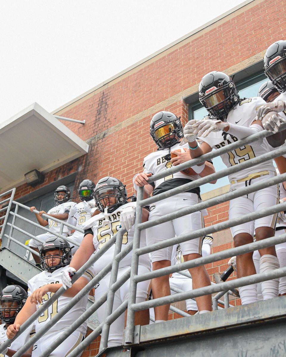 TheBradyFitch's tweet photo. Gray’s Creek High School with their brand new uniforms https://t.co/TH5jxjLrMh