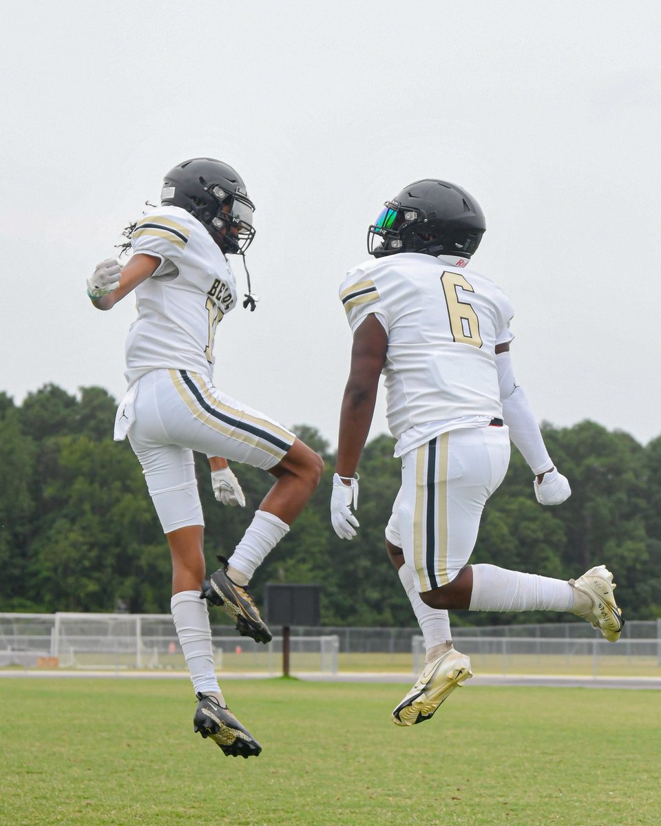TheBradyFitch's tweet photo. Gray’s Creek High School with their brand new uniforms https://t.co/TH5jxjLrMh
