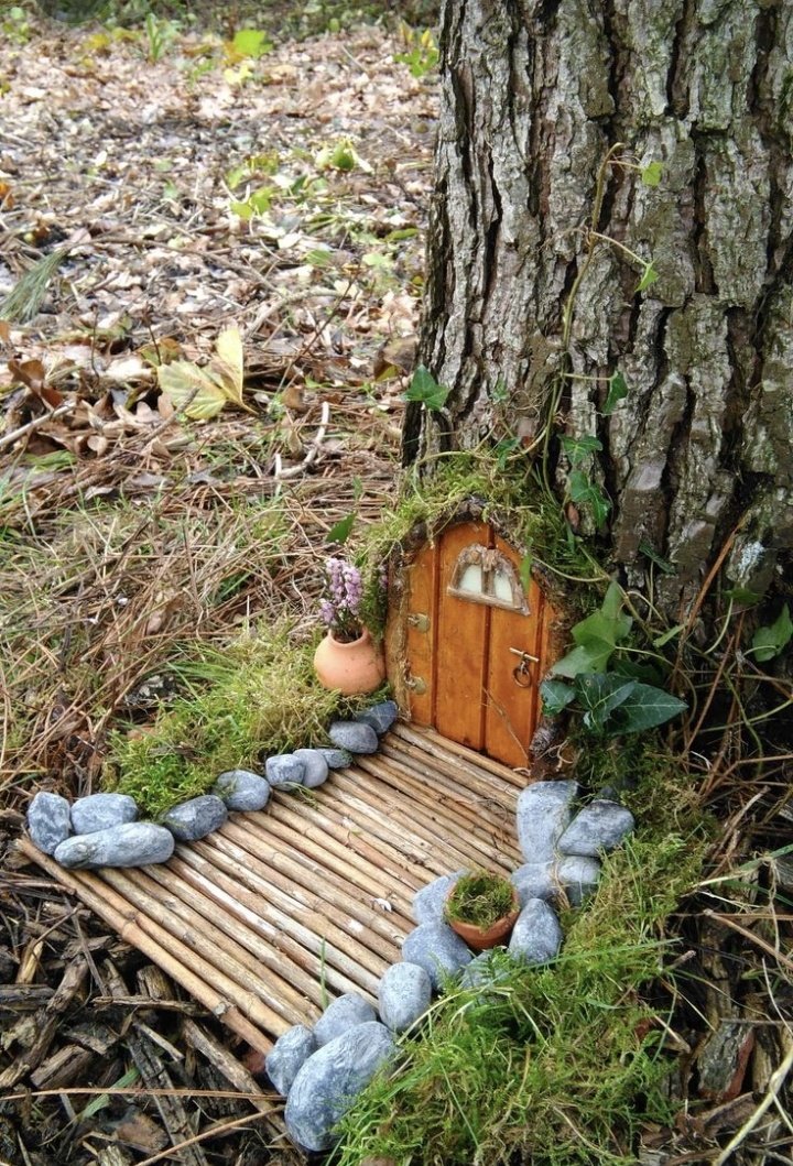 BalthazarButch's tweet photo. Si lors de vos balades estivales vous découvrez la tanière d'un lutin sylvestre, enfumez l'entrée à l'aide d'un journal ou d'herbes sèches.

Chaque capture, morte ou vivante, vous fera bénéficier d'un crédit d'impôt de 500€ 💰 si vous ramenez l'immonde créature en préfecture 🇫🇷 https://t.co/hyzbCoRO92