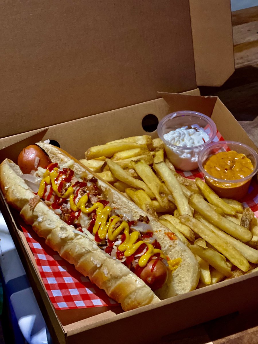 Sunday is #bratwurstfixday <a href="/_makersmarket/">Makers Market</a> <a href="/KnutsfordNews/">Knutsford Guardian</a> <a href="/KnutsfordTown/">Knutsford Town Council</a> #knutsford #thefinesthotdogsontheplanet &amp; #thebestchillibeefandveggienachosonearth #meltedcheeseeverywhere #bbqbratwurstfix