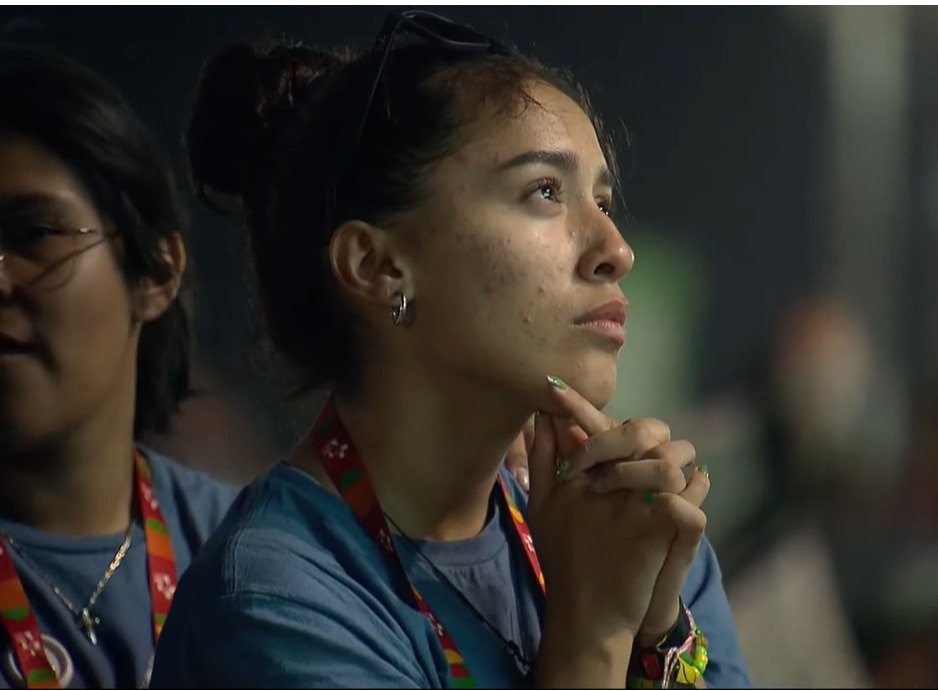 wyd_en's tweet photo. The Pope invites us to think of people who have been rays of light in our lives, those who have shown us the way to God. Let us pray for these people.  #PontifexLisboa #WYDVigil #CampoDaGraça 🙏🏼 https://t.co/erOzeTBejW