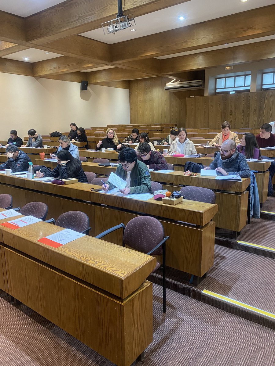Moon638Luna1's tweet photo. Mis alumnos de Magister #MBA #MCG #faceaUCSC https://t.co/x7SFm8X67D