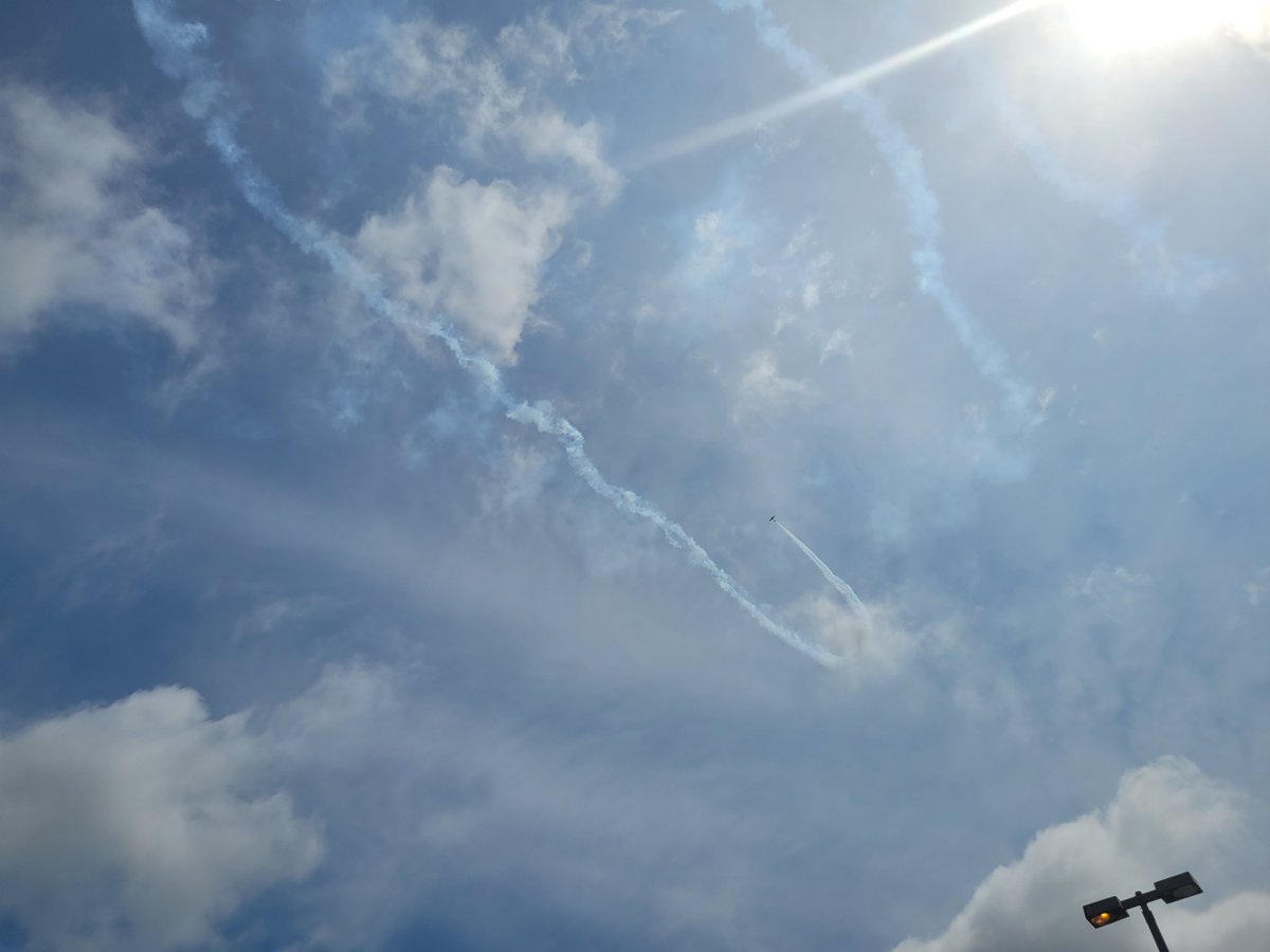 BrandiKotsalis1's tweet photo. @RCE_HCS had its own air show at recess Friday! The grandfather of a 5th grader in @frazier_grade5 did tricks and writing for us! #weareRACERS had the #bestrecessever https://t.co/vRk8nT82Tp