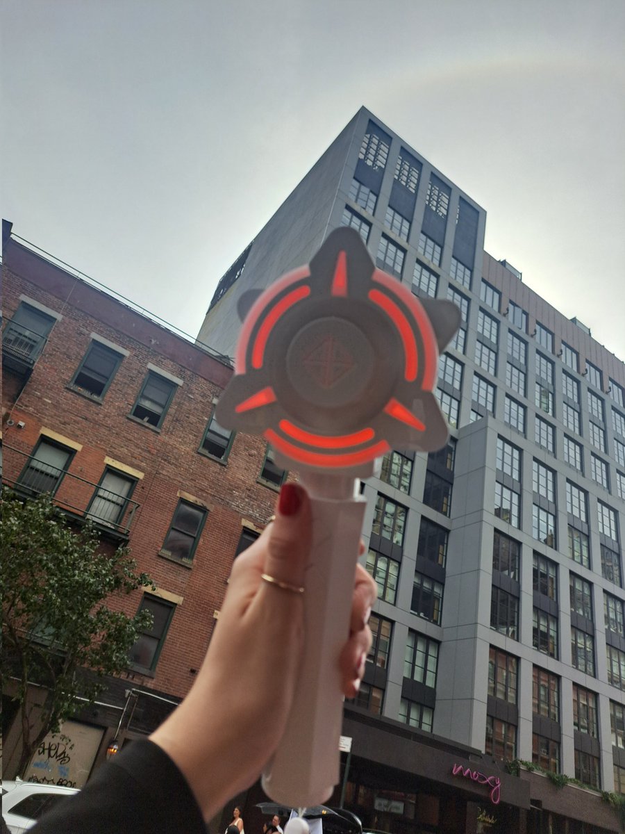 Lea_anderson99's tweet photo. Baby's 1st lightstick 😭🥰

#SB19 @SB19Official
#PAGTATAGWorldTourNewYork 
#SB19PAGTATAG                               
#PAGTATAG https://t.co/45PHrNa1Ux