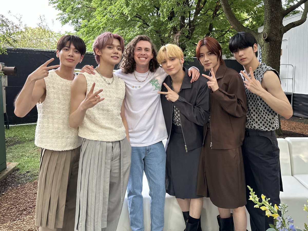 isntyeonjun's tweet photo. ` A superb meeting again with the one and only Liam McEwan. 🖤 https://t.co/9KEzmlNYaF