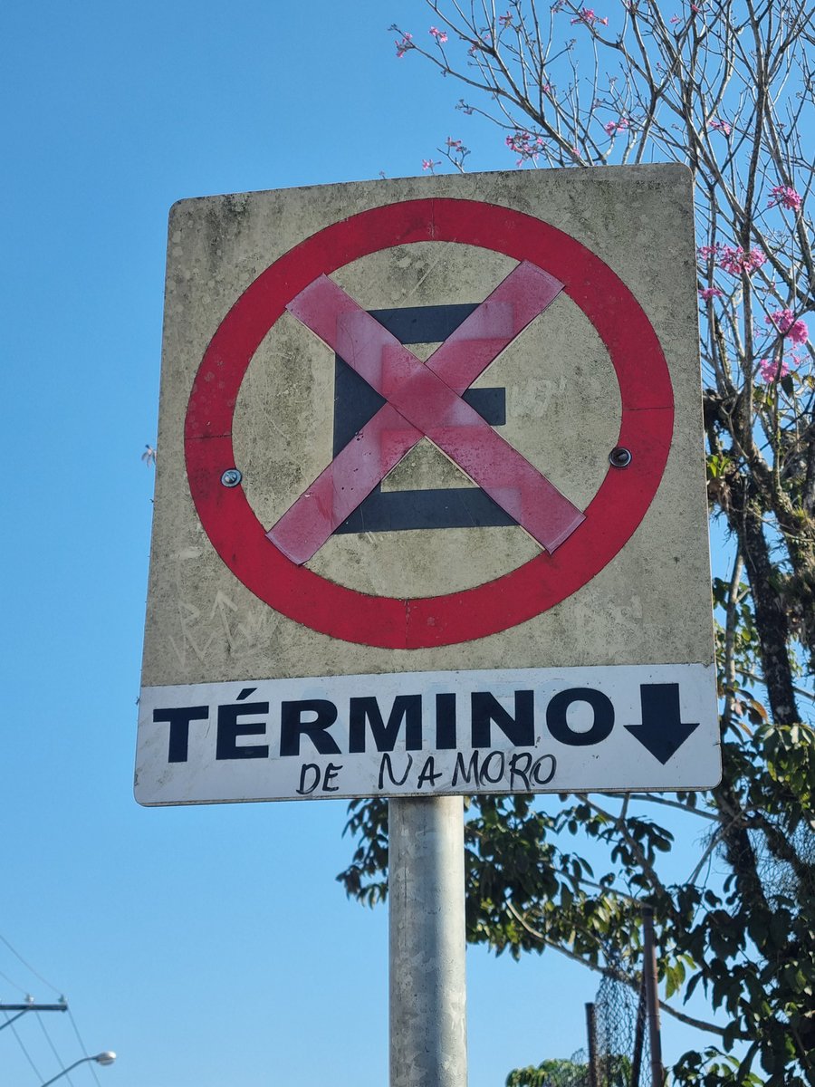 edecorreaa's tweet photo. Eu passeando em Iguape, SP, encontrei isso aqui! Kkkkk. Lembrei na hora do @placahistoria https://t.co/VAYQdCsDPn