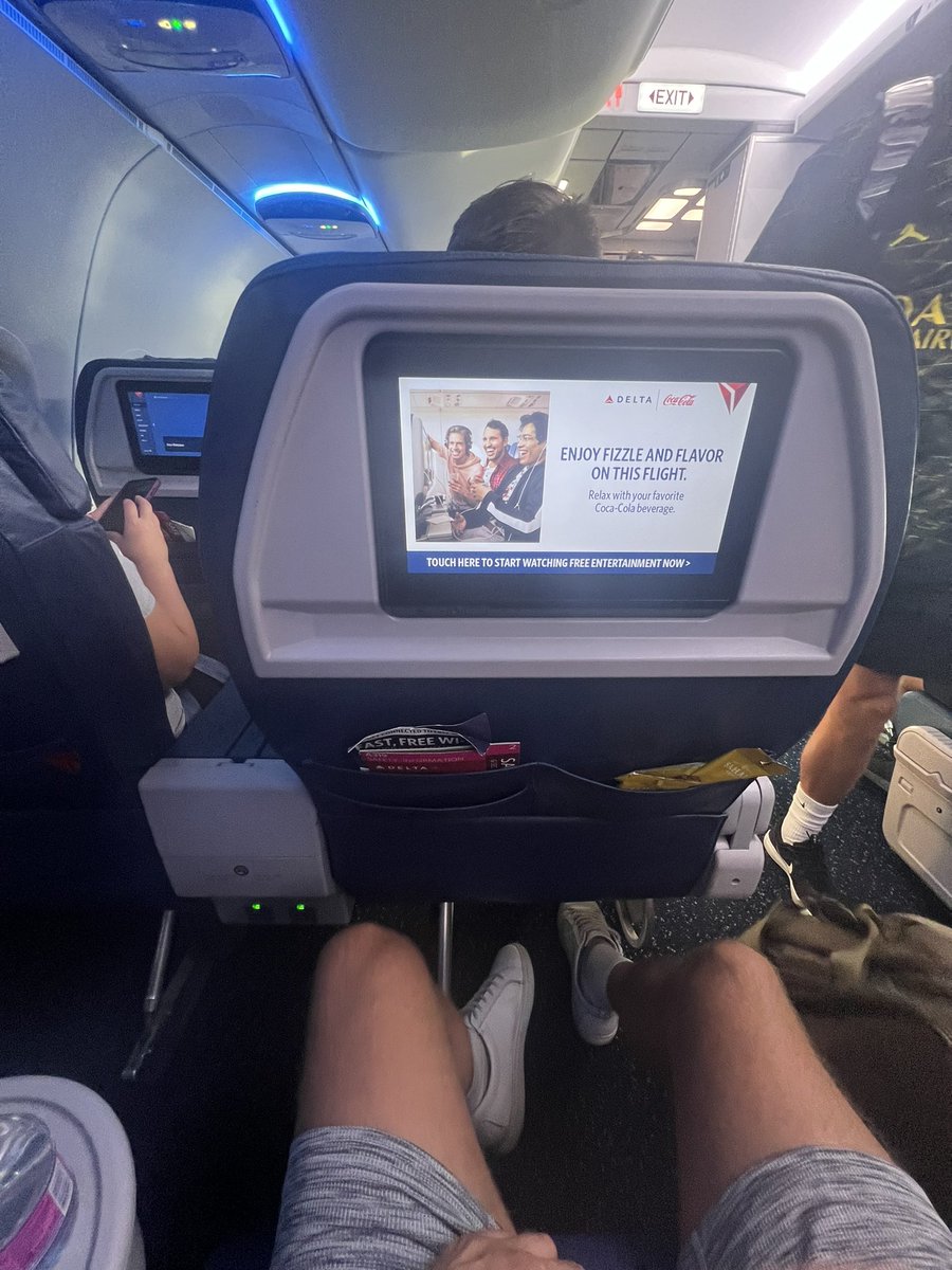 Michael_Crowe's tweet photo. @_5starGeneral_ I just hopped on another flight 30 mins ago
#OptionsGiveMeOptions ♻️✌🏻🛩️ https://t.co/WnfP9HuWoq
