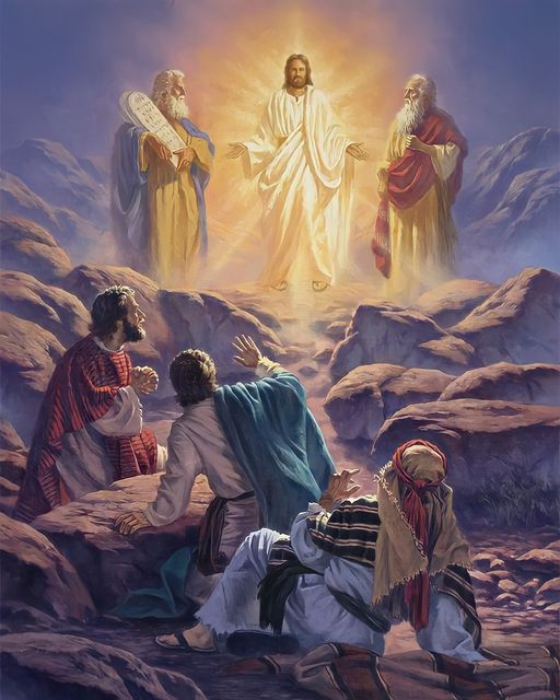 maronitas_es's tweet photo. LA TRANSFIGURACIÓN DEL SEÑOR 
6 de Agosto.

Esta fiesta recuerda la escena en que Jesús, en la cima del monte Tabor, se apareció vestido de gloria, hablando con Moisés y Elías ante sus tres discípulos preferidos, Pedro, Juan y Santiago. La fiesta de la Transfiguración del Señor se venía celebrando desde muy antiguo en las Iglesias de Oriente.
Cuando Cristo subió al Tabor en el cielo resonó una voz que decía así: "Este es mi Hijo fiel el Amado, en quien yo me complazco de escuchad". Es Dios Padre quien habló a su Amado, Él lo envió para nuestra redención.
Fue un hermoso encuentro en la cima del Tabor de profetas en reunión con Jesús; y sucedió que su rostro, como el sol del día, resplandeció, se llenaron de amor y gran felicidad al escuchar la voz de Dios.