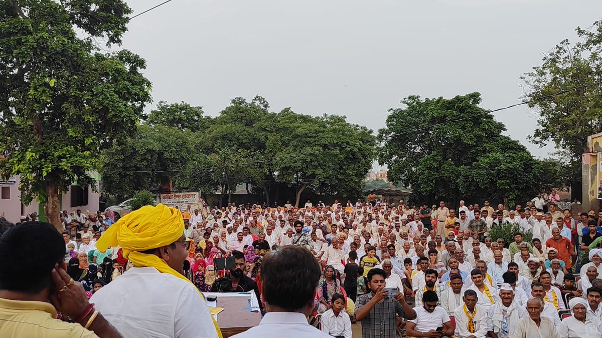 SandeepPathak04's tweet photo. महंगे बिजली बिल और घंटों पावर कट से परेशान हरियाणा की जनता बिजली बिल जला कर खट्टर सरकार का विरोध कर रही है । दिल्ली और पंजाब की तरह ,हरियाणा की जनता भी मुफ़्त और 24 घंटे बिजली चाहती है। https://t.co/PU2z4pzIsi