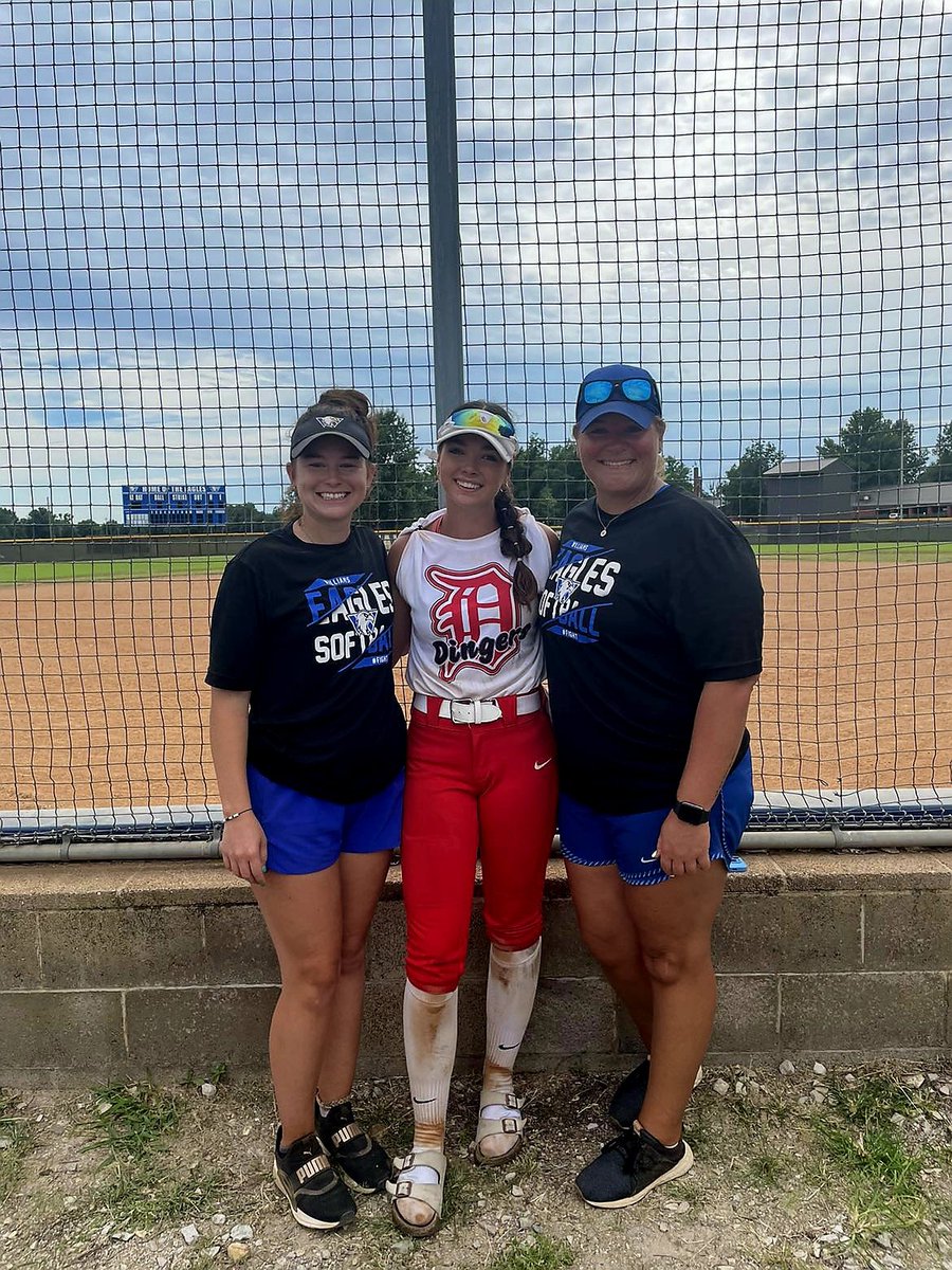 Chloe_Liles17's tweet photo. Thank you Coach Nutt for putting on such a  great camp today! Loved meeting all the girls and getting to see the campus!   See you soon! 🫶🥎 @Jess_Nutt24 https://t.co/KoSPYDn3S5