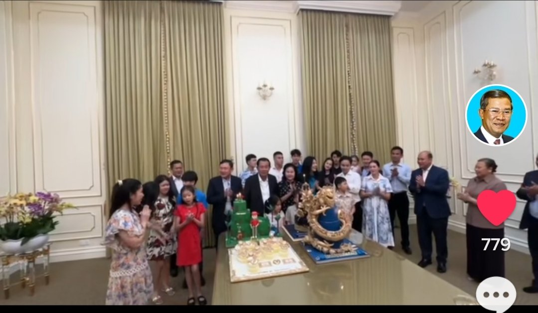 UngChamroeun's tweet image. វត្តមានលោក ថាក់ស៊ីន ស៊ីណាវ៉ាត្រា ក្នុងពិធីខួបកំណើតសម្តេច ហ៊ុន សែន ឈានចូលអាយុ៧២ឆ្នាំ កាលពីថ្ងៃទី៥ ខែសីហា។
#ThaksinShinawatra
#SamdechHunSen

⤵️
vt.tiktok.com/ZSLXxFCRb/