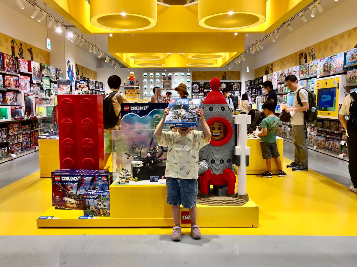 #海老ブリ にて #レゴマスターズ で大ファンになった山口さんを発見した息子
勇気を出して声をかけ、自分の作品を見てもらえたことが心から嬉しそうでした（大変丁寧にご対応いただき感激でした…！）
そして帰宅後にレゴマスターズを見て…最高の夏の一日でした
* 写真はレゴストア海老名店