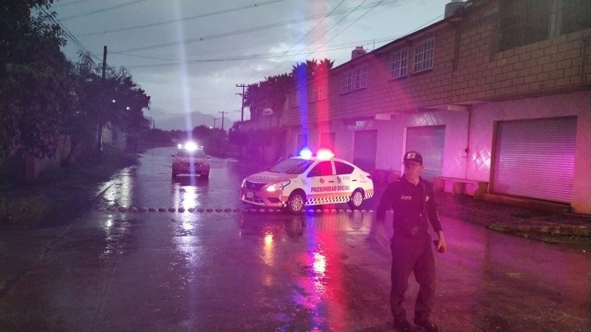 TNoticiasMexic1's tweet photo. TENGA CUIDADO!!!
Ante la fuerte lluvia registrada en los municipios de Totolapan, Tlayacapan y Atlatlahucan, el nivel del río Yautepec incrementó.
Elementos de la Dirección de Proximidad Social cerraron la vialidad en el vado de Oacalco.
#ContinuidadYMasProgreso https://t.co/D7j7oIjNlk