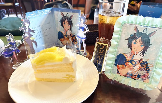 先日さっそくお茶会ごっこをしてきました✨🍰☕️
漫画の中でデジたんがやってる真似してお茶会プログラムとアクスタで記念撮影📷

千社札はセリアさんの銀テープサイズキーホルダーに入れてみました 