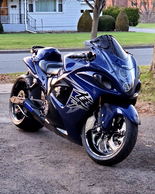 CAT1PRO's tweet photo. 🇺🇸Since 2010 until the present day: 
#SUZUKI #HAYABUSA holds the #WORLDS #SPEED #RECORD for a street legal #MOTORCYCLE at #272mph. 
   #SUZUKI builds motorcycles in #AMERICA. 
                                            
                                 ☀️#MADE in #AMERICA. 🌻 https://t.co/IDXib5A6Sm