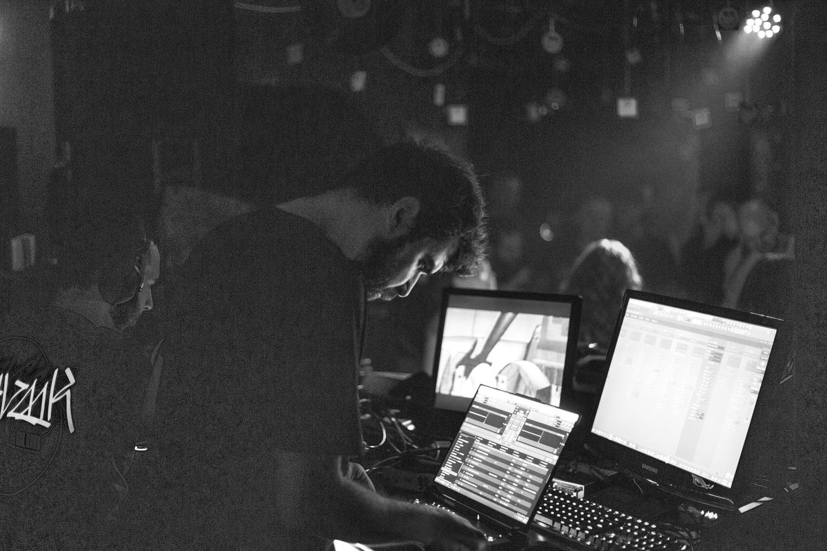 Billain's tweet photo. It's one of many moments. ZGameVisualiser for the win.
FL Studio in a club smashing barrrierd trough CRT realm.
Onwards with #cyberneuro https://t.co/SNgQ8MAeju