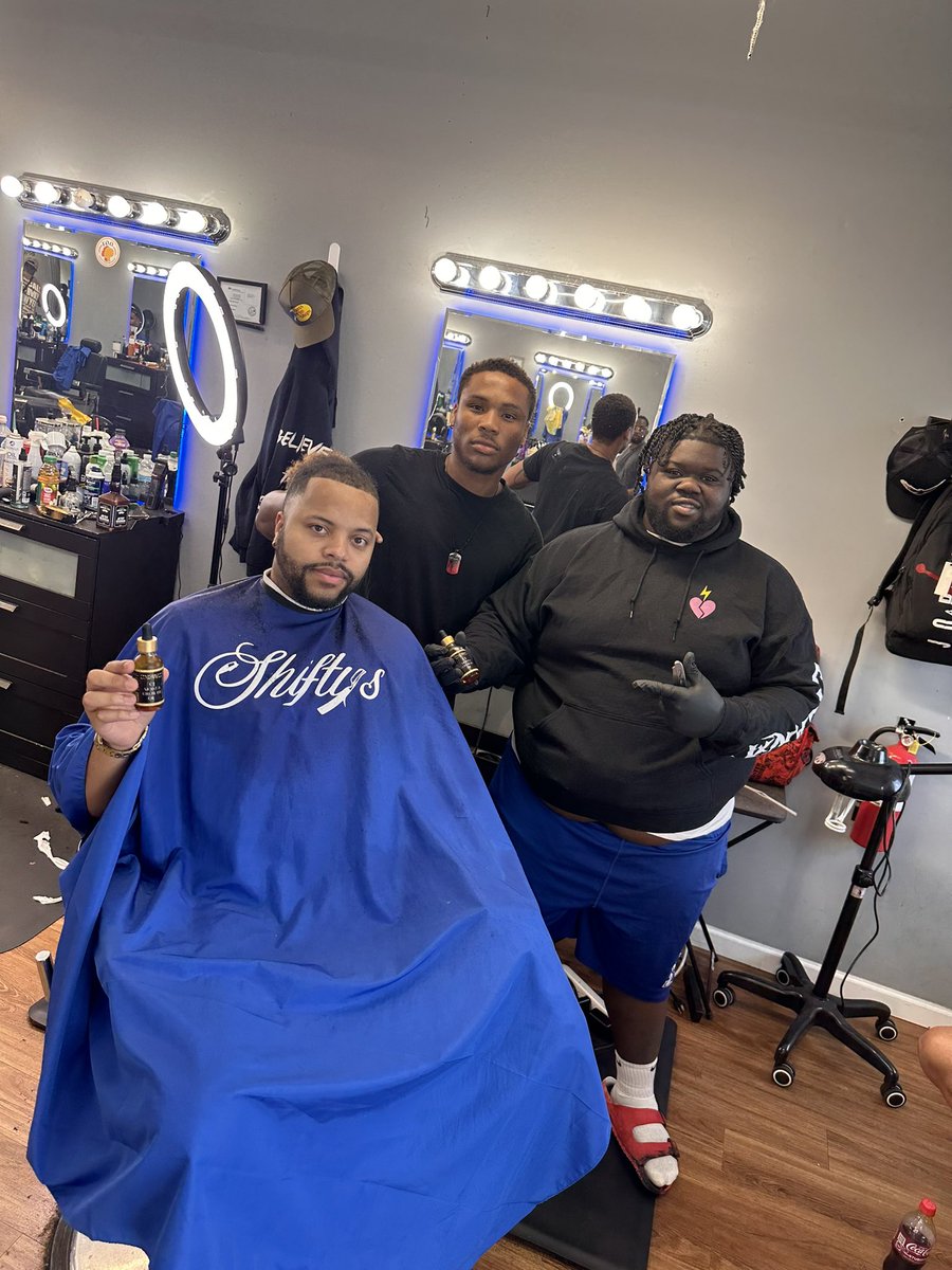 OneWayOrNoWay21's tweet photo. Stopped a by the Shop💈to Hand Deliver 4 Bottles of The Moist &amp; Growth Oil!🔥 

•I appreciate these 4 men and everyone who supports the Brand! 🙏🏾💪🏾

•https://t.co/Ty6m6iLNSe 

•Restock Coming Soon! 

#onewayornoway #onewaycj #smallbusinessowner #blackownedbu https://t.co/NxQpZ3KLif