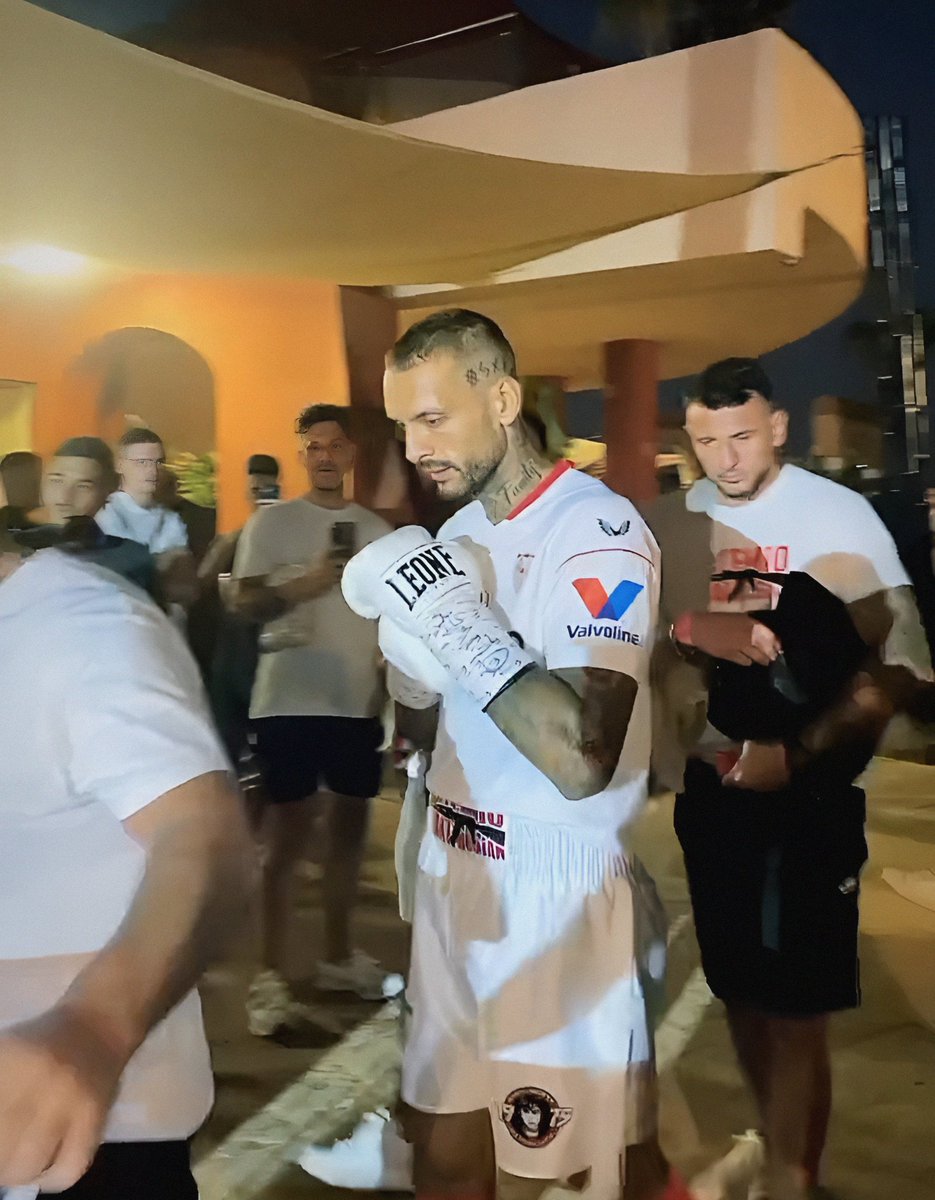 JosMdeCires1's tweet photo. Soy bético y antisevillista. Pero éste es MI PUTO BOXEADOR.
#ArtemGaribyan #AK47 #RussianBoxing #RFH #FamilyGym
#🇷🇺🥊 https://t.co/xBwByUIN7D