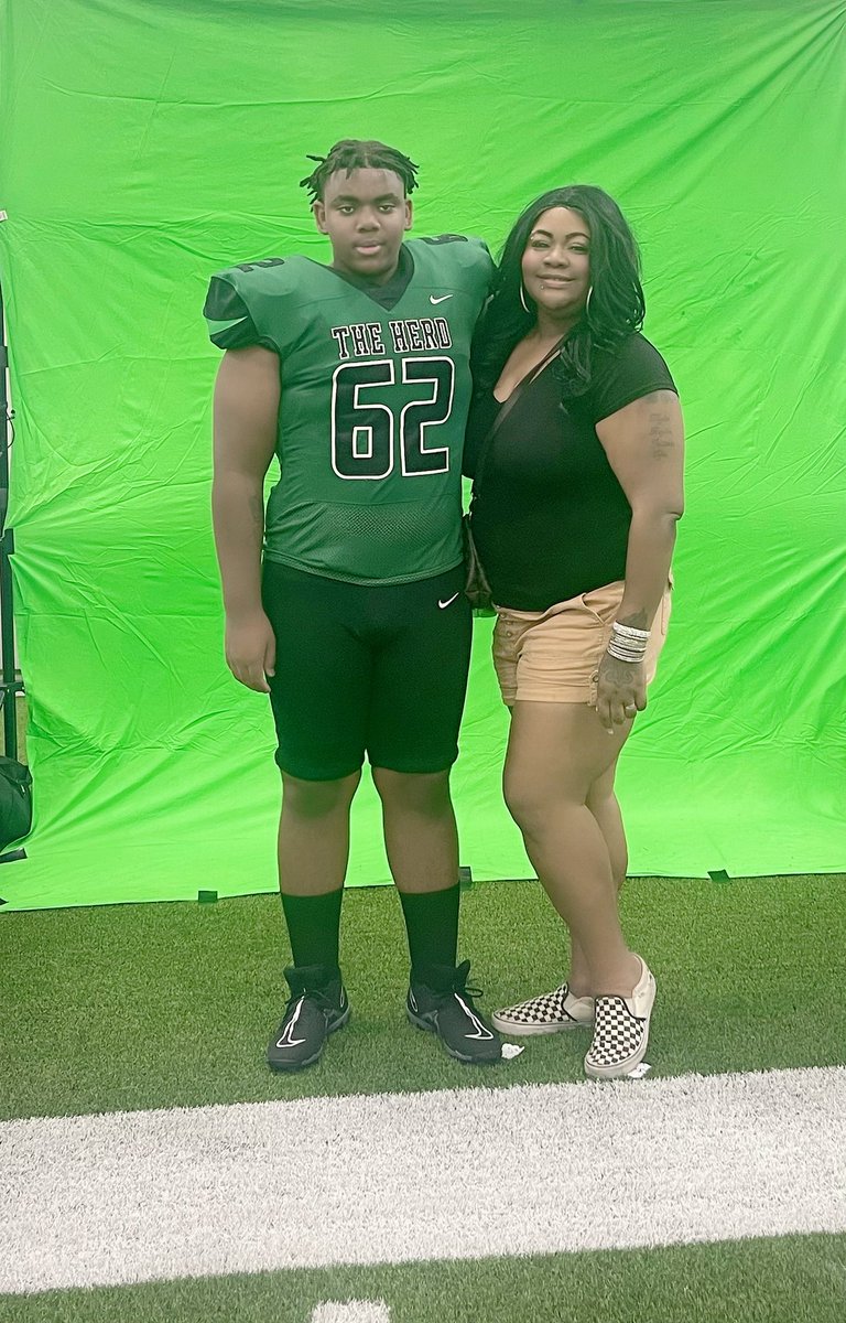 Camyllyin's tweet photo. Berkner High School Media Day Was A Success #62IsMine #VarsityPlayer #PositionIsGuard #6Feet251Pounds #ProtectTheBrand #OffensiveTackle #TheHerd #HeJustAJuniorThisYear https://t.co/To7kefnMW4