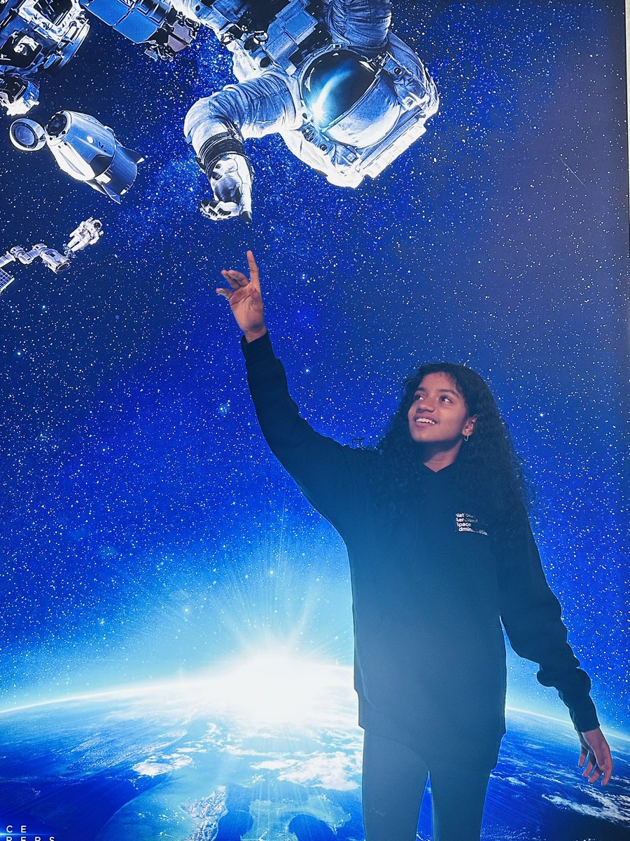 BhaviCodey's tweet photo. What an incredible experience- I was in @Space_Station - Saw @csa_asc’s  #canadarm so close- Met the #astronauts who were doing #spacewalk and #research - watched earth #sunrise- #AuroraBorealis and saw the world how by underneath me! https://t.co/aZ6RQRMOEY