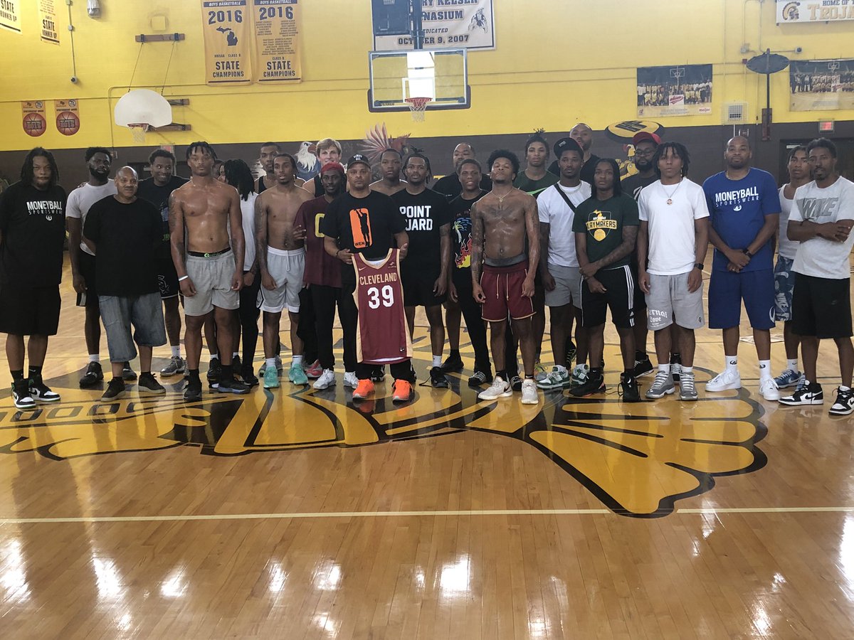 PlaymakerHoops's tweet photo. Annual Alumni Game &amp; Picnic! 💚💛 https://t.co/DFsqViuweQ